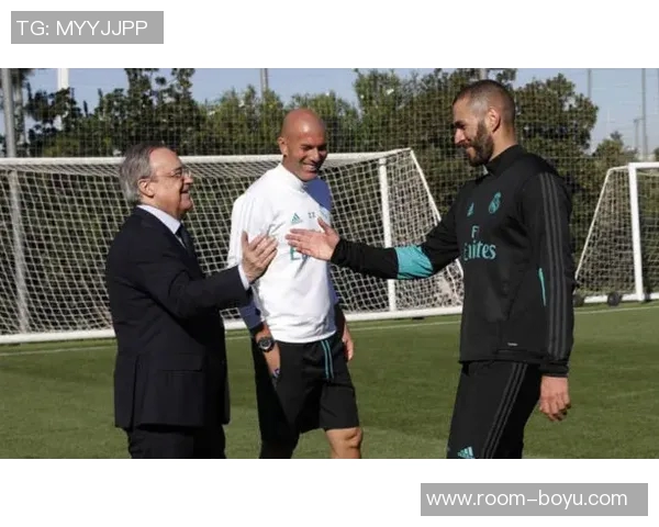 皇马球迷高举横幅抗议主席弗洛伦蒂诺接连失利引发的不满情绪